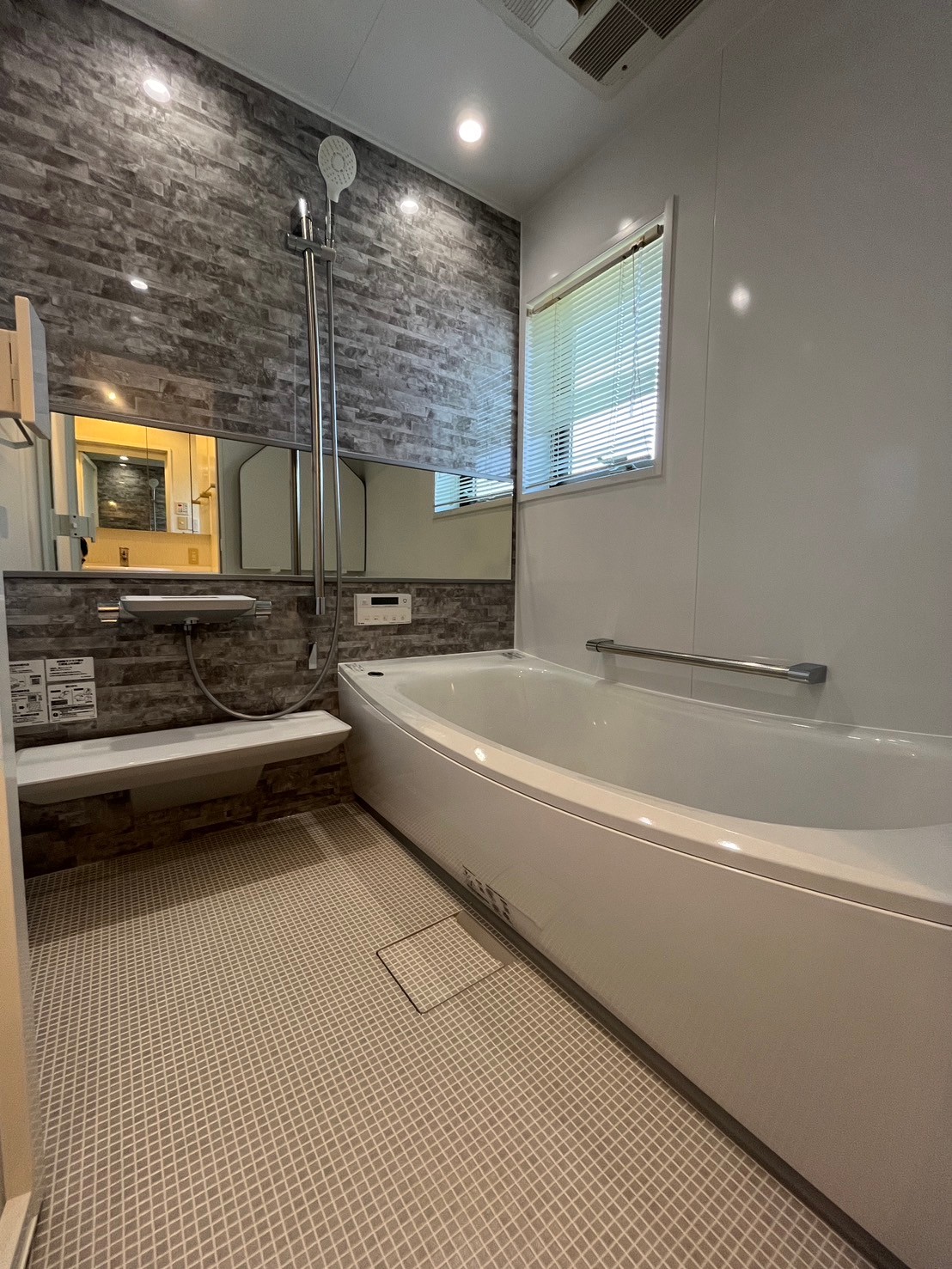 アクセントパネル×横長タイプのミラーで ホテルライクなバスルームに