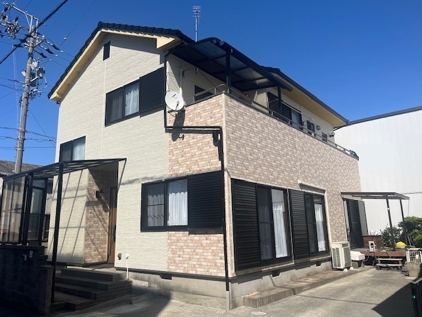 外壁改修で雨漏り解消＆断熱性能アップ！アイボリー×レンガ調のおしゃれな外観に一新