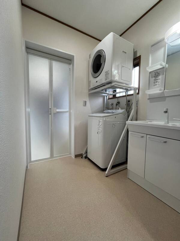 洗濯パンを撤去して見た目もすっきり！白ベースで統一したシンプル＆清潔感のある洗面脱衣室