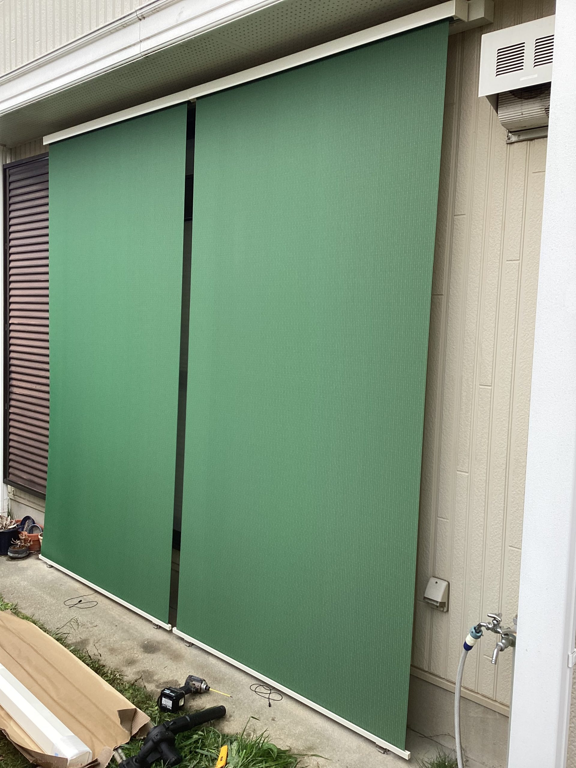 通気性を確保しながら 窓の外側で日差しを遮るシェード