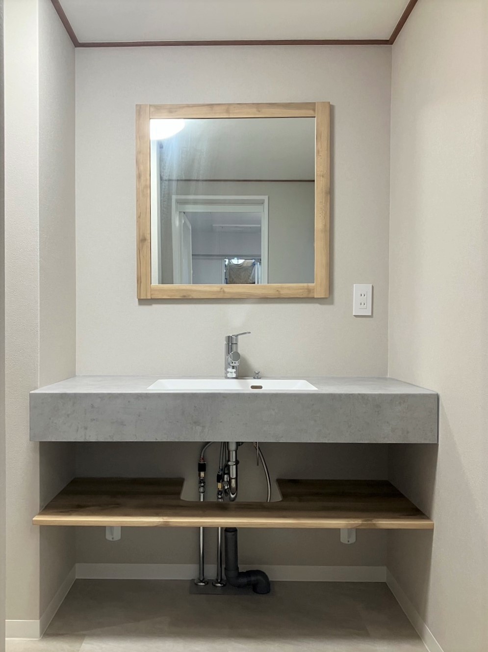 グレー×ナチュラルなウッド素材で 上品なホテルライク空間に