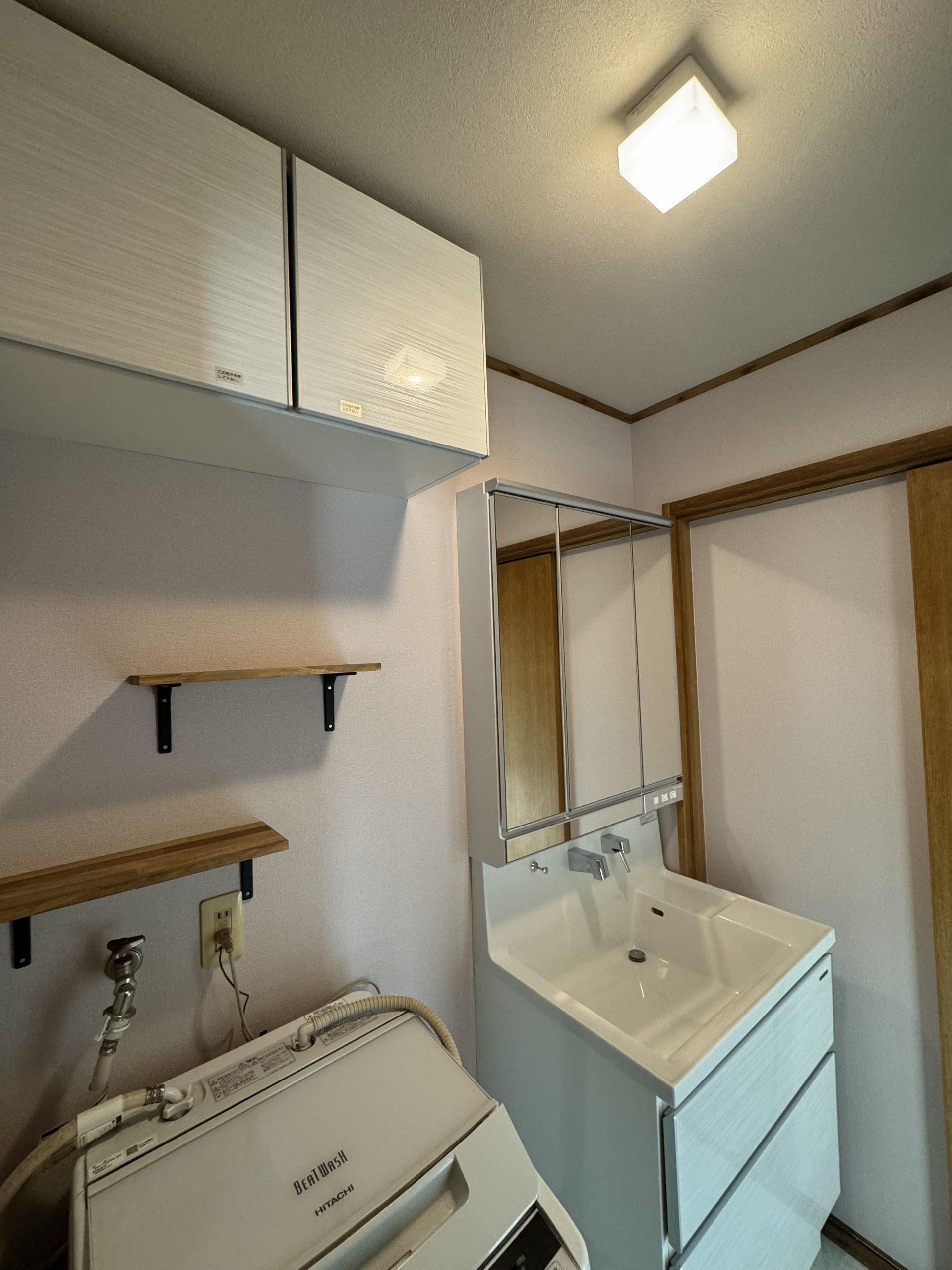 吊り戸棚を取付けて収納力アップ！隠す収納で見た目もスッキリ