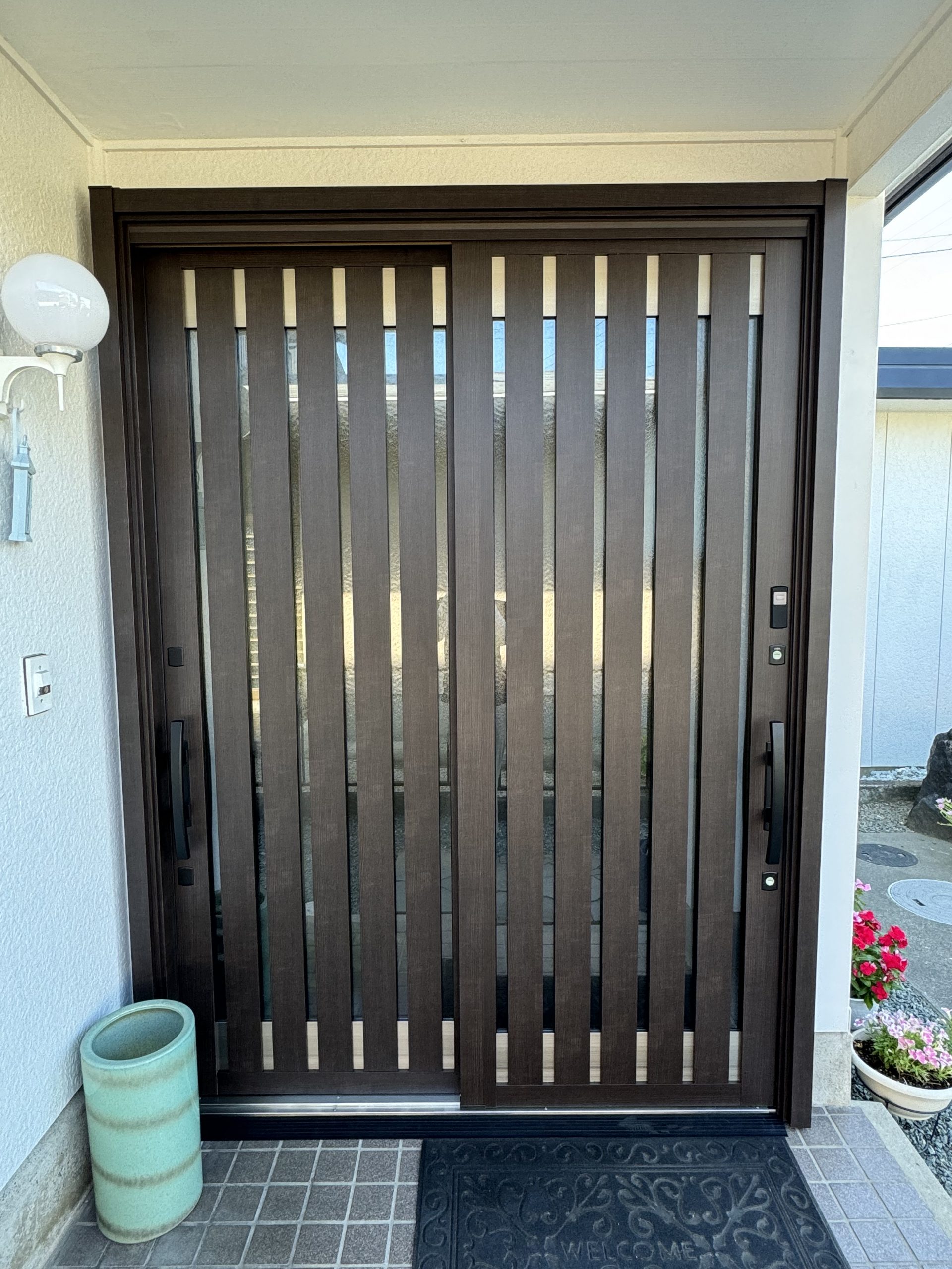 1dayリフォーム！断熱仕様の玄関ドアで 寒い季節でもあたたかく家族を迎え入れる玄関に