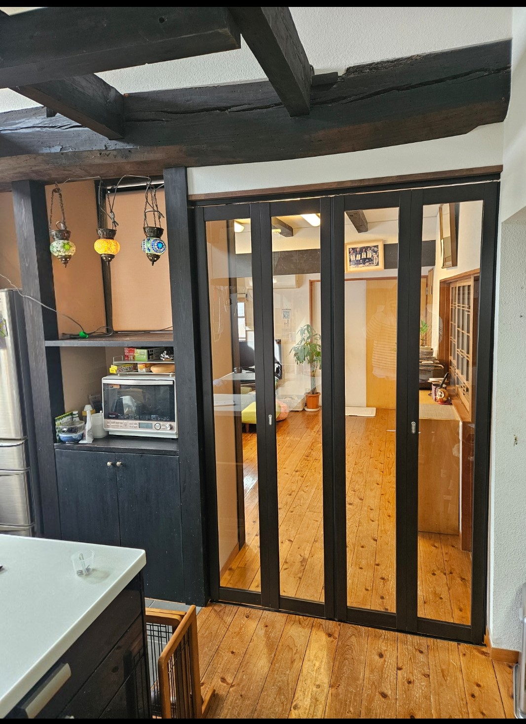 ガラスの折れ戸でリビングとダイニングを間仕切り 愛犬・愛猫も見える安心・快適なＬＤＫ空間