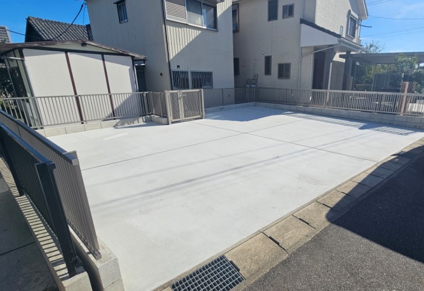 空地から駐車場へ アルミフェンスと門扉を取付け防犯対策もしっかりと