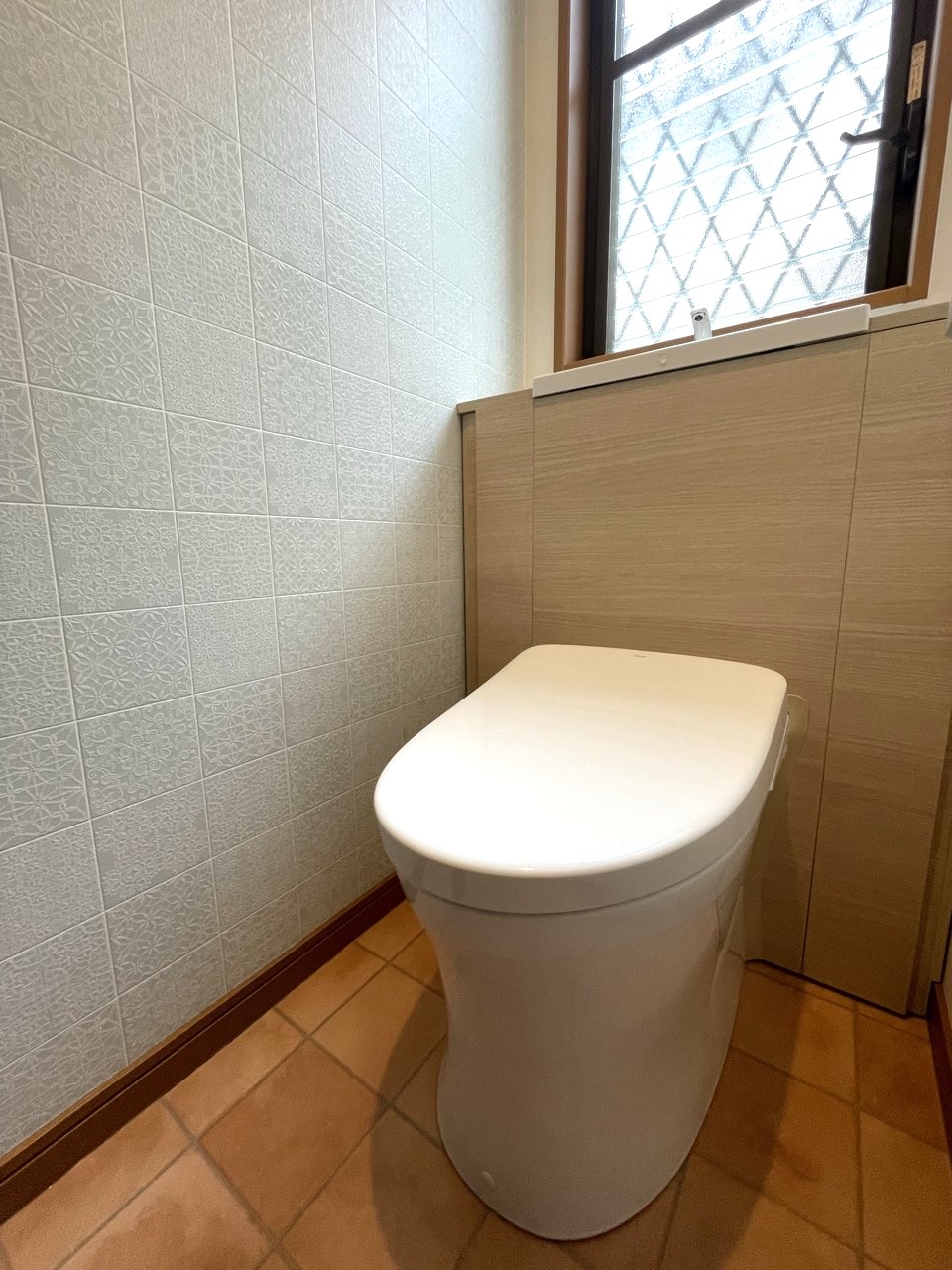 モロッカンタイル柄のクロスがアクセント！リゾートテイストのトイレ空間に