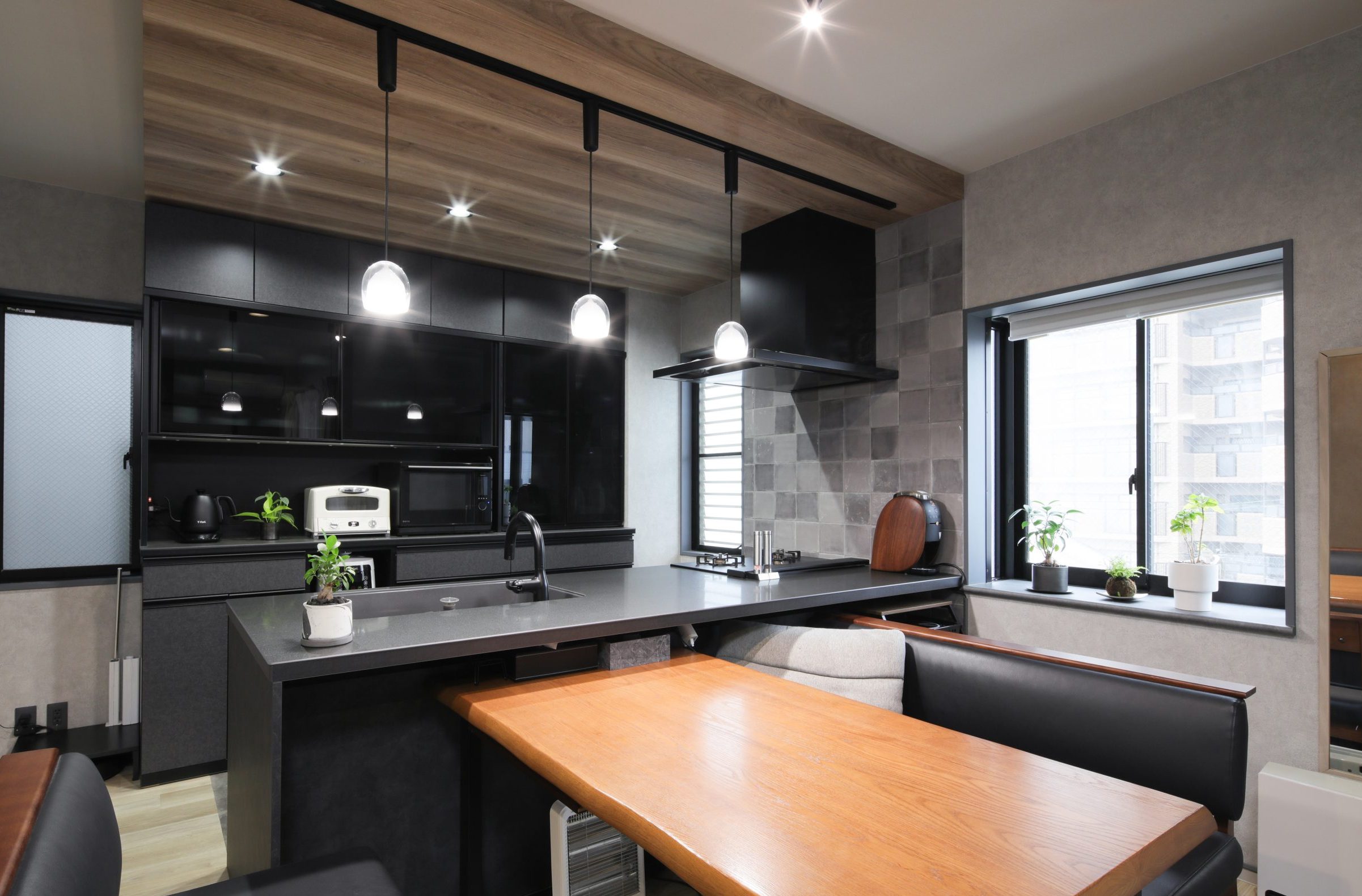 スタイリッシュで開放的なLDK 調光･調色ライトが昼夜異なる空間を演出