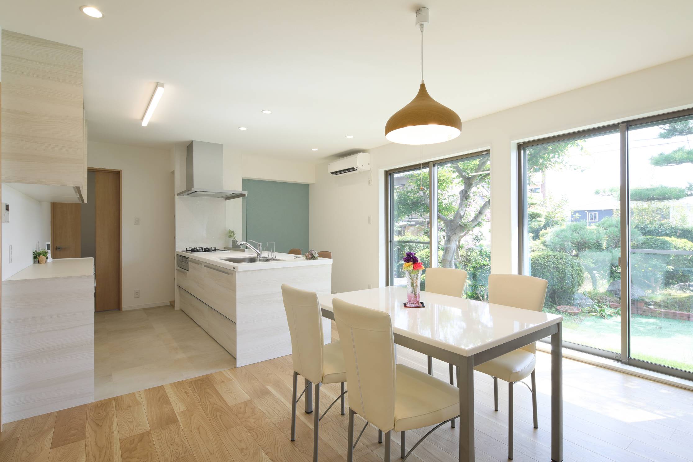 庭を眺めながらお料理ができる 開放感あふれる理想の間取りに