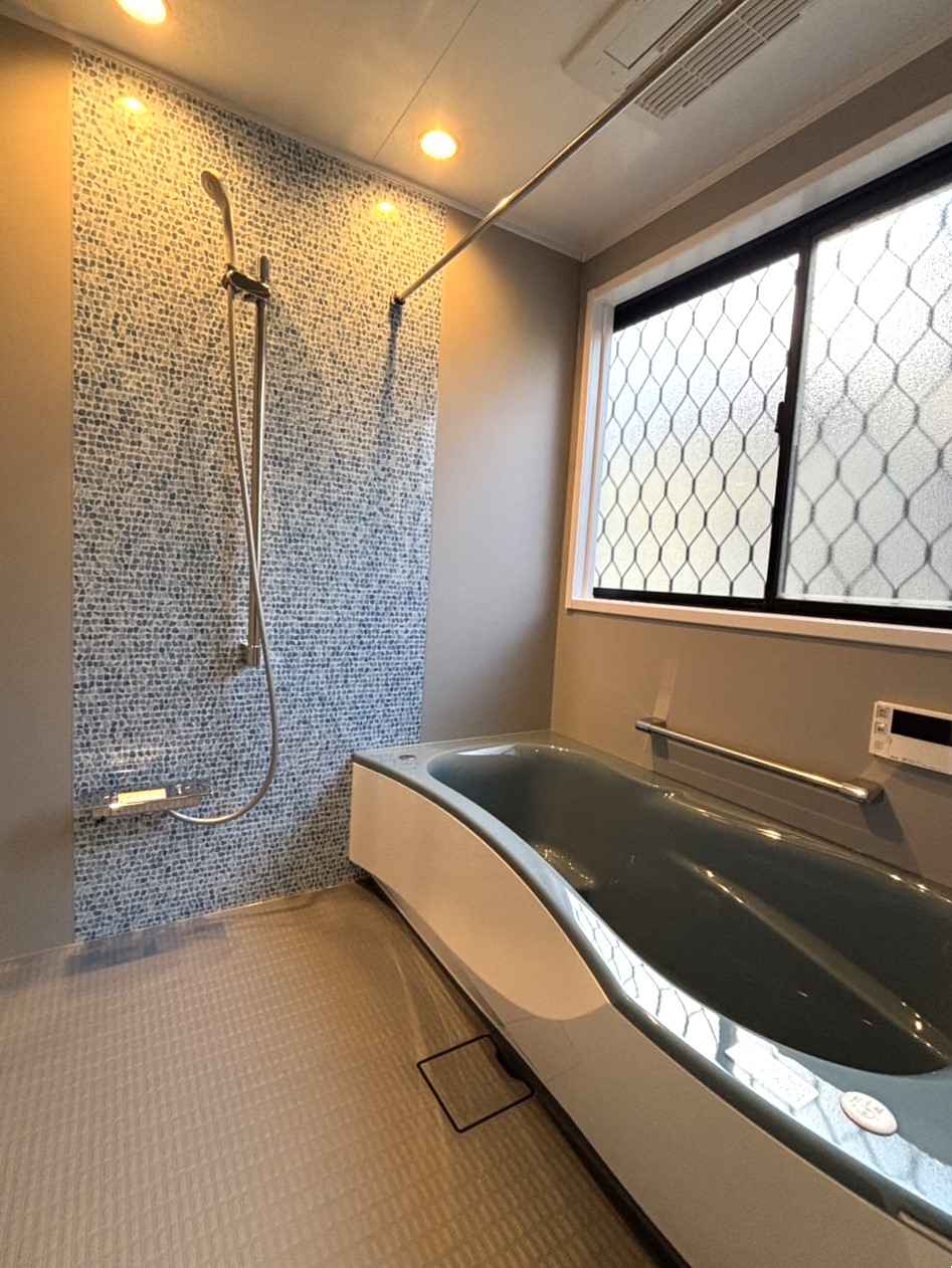 シンメトリーデザインのアクセントパネル ハワイをイメージした浴室空間に