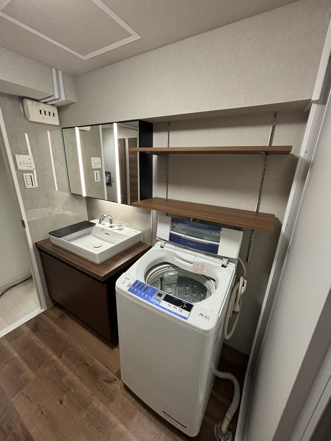 マグネットパネルで自由な収納を叶える洗面空間