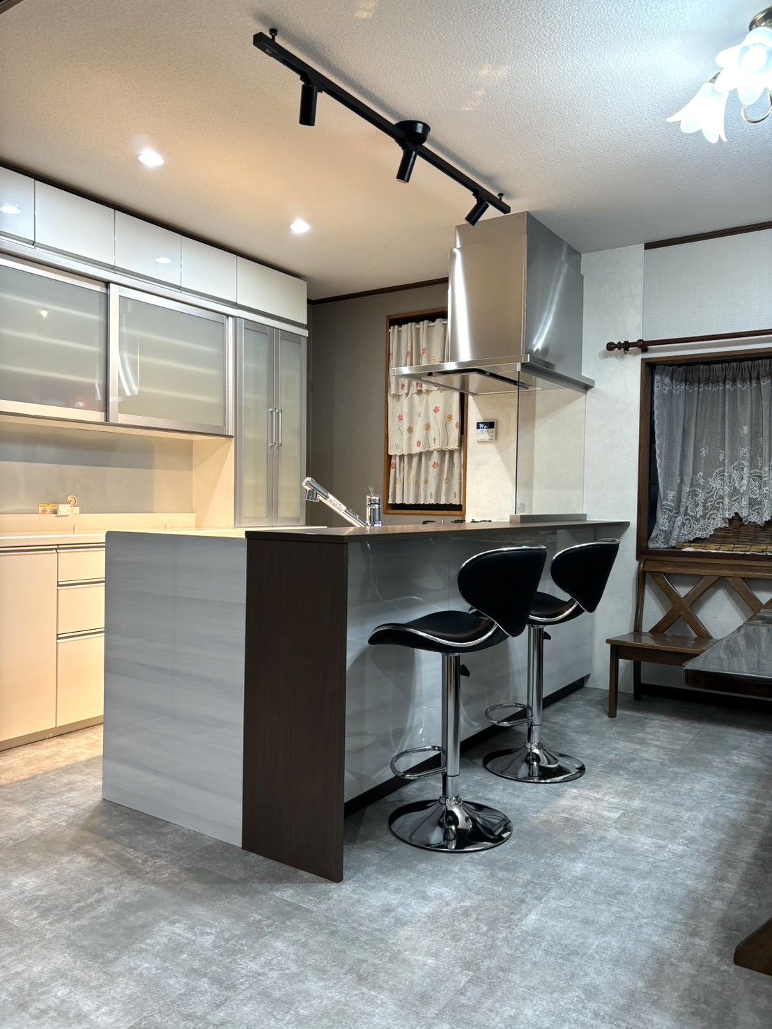 キッチンを開いてつながる空間。家族が集う明るい住まいに