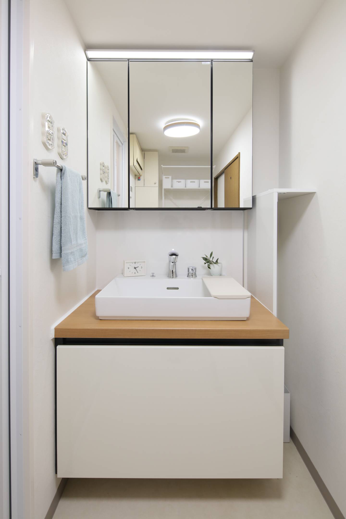 タッチレス水栓×造作棚で快適に。こだわりが光る洗面空間