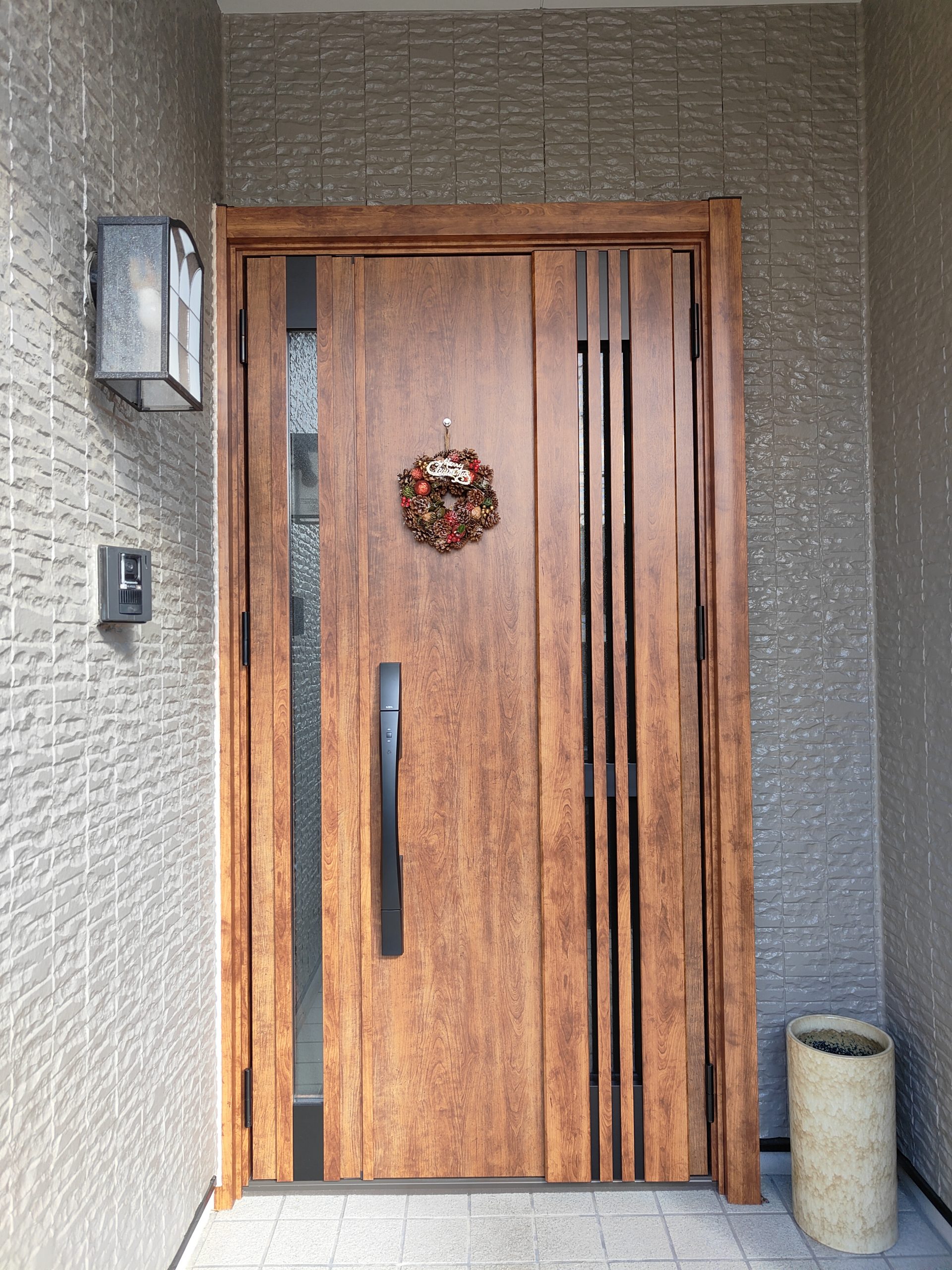 3Dパースで納得の仕上がりに。扉の色で玄関の雰囲気が一新