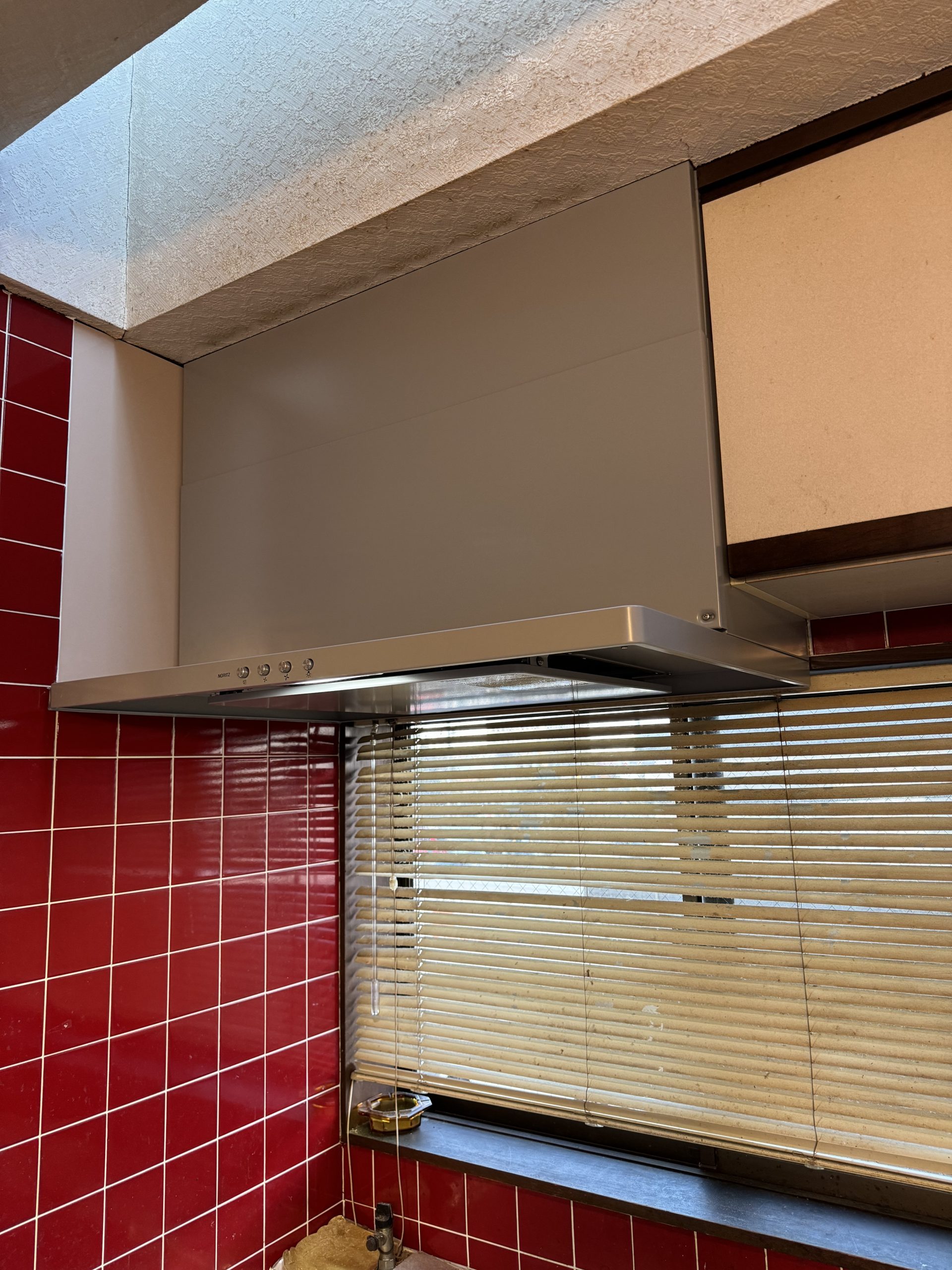 半日施工で使いやすさアップ！スリム型レンジフードでお手入れも簡単に