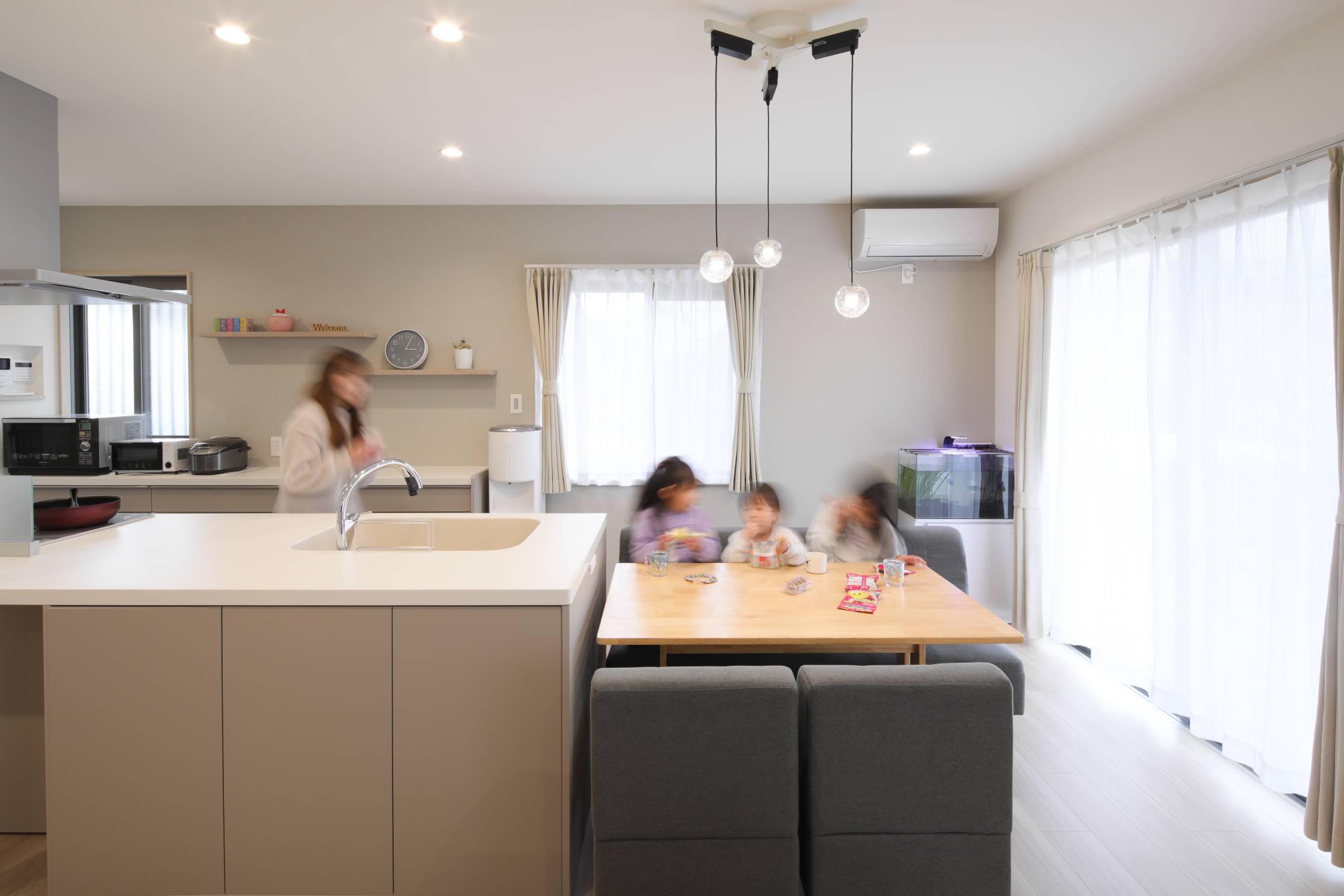 家事をしながらお子さまを見守れる オープンキッチンが主役の開放感あるLDK