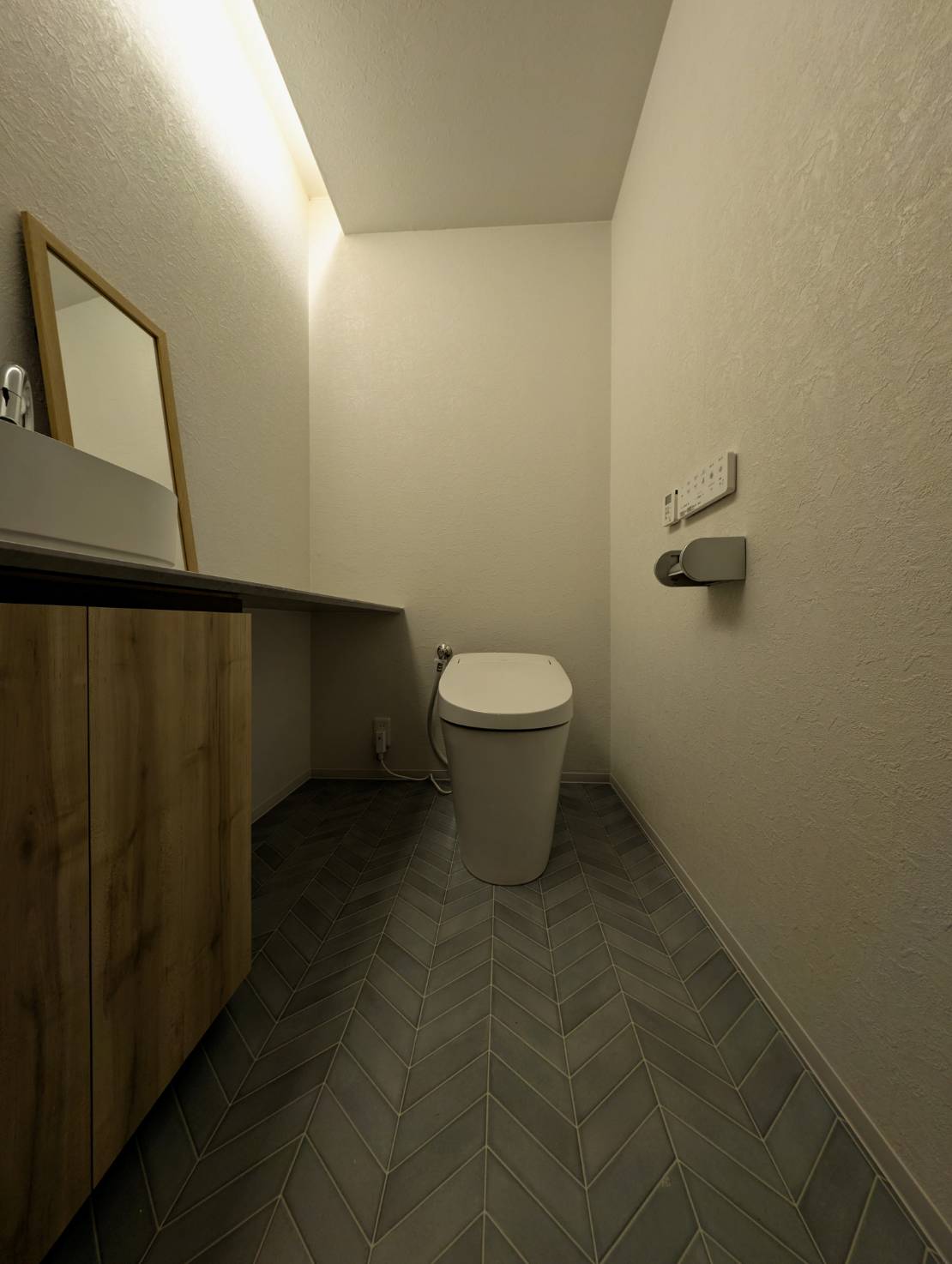 ノイズレスな美しさが際立つ シンプルを極めたレストルームへ