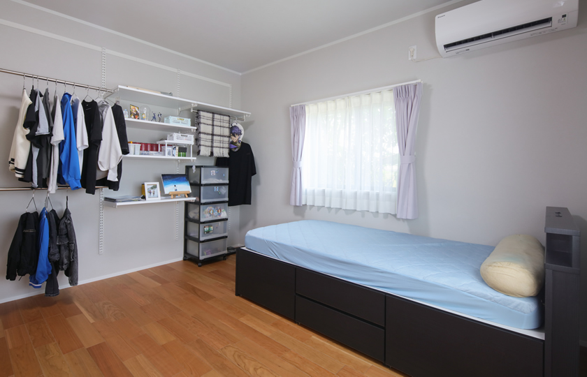 収納するものに合わせた可動棚で見せる収納 シンプルでスタイリッシュな雰囲気に