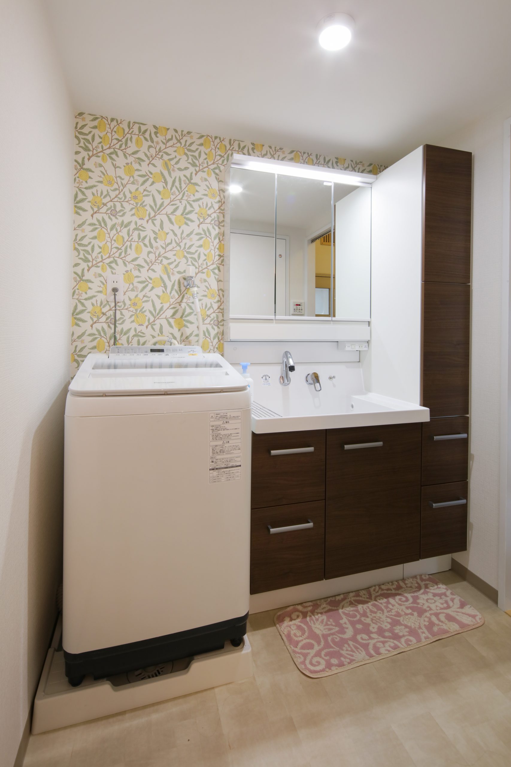 明るくかわいらしい印象の洗面空間に シンプルなデザインのトールキャビネットでたっぷり収納