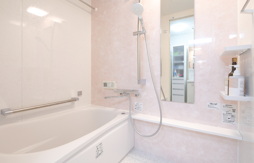 広くてゆったりくつろげる浴槽で 至福のバスタイム