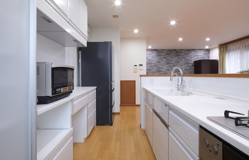 こだわりの白いキッチンから広がる開放的なLDK